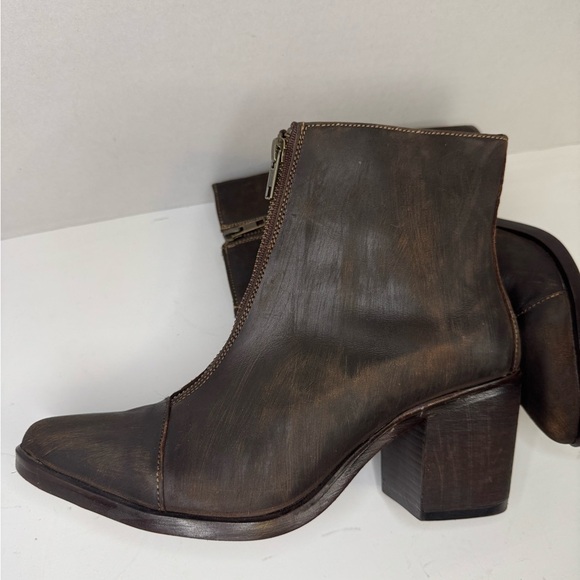 Alcala’s  distressed brown leather boots size 8 1/2. - Picture 7 of 14